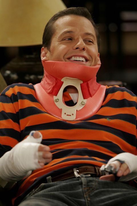 Bei dem Versuch, die Satellitenschüssel auszurichten, stürzte Alan (Jon Cryer) von Dach ... - Bildquelle: Warner Brothers Entertainment Inc.