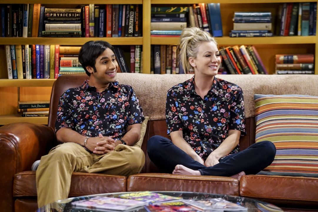 Seitdem sie in derselben Wohnung leben, wachsen Penny (Kaley Cuoco, r.) und Raj (Kunal Nayyar, l.) nicht nur modisch immer mehr zusammen ... - Bildquelle: 2016 Warner Brothers