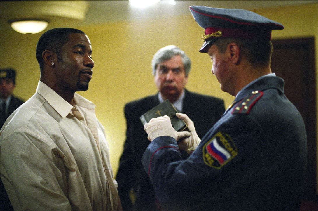 Nichtsahnend gerät Schwergewichtsboxer George Chambers (Michael Jai White, l.) in eine Polizeikontrolle und landet kurz darauf im härtesten Gefän... - Bildquelle: Nu Image Films