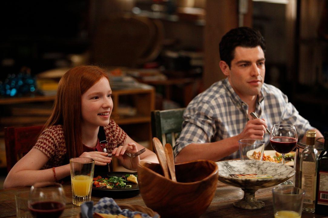 Während Jess auf Russells Tochter Sara (Annalise Basso, l.) aufpassen soll, erfährt Schmidt (Max Greenfield, r.), dass er möglicherweise Vater wird... - Bildquelle: 20th Century Fox