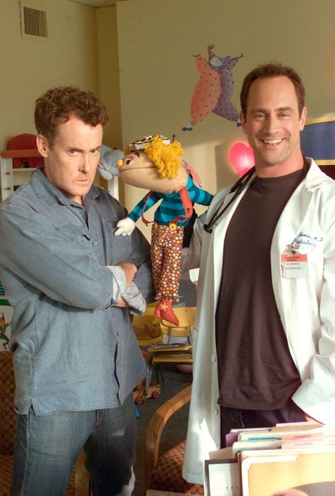 Dr. Cox (John C. McGinley, l.) und Jordan haben Probleme, den richtigen Arzt für ihr Kind zu finden - bis sie Dr. Norris (Christopher Meloni, r.) t... - Bildquelle: Touchstone Television