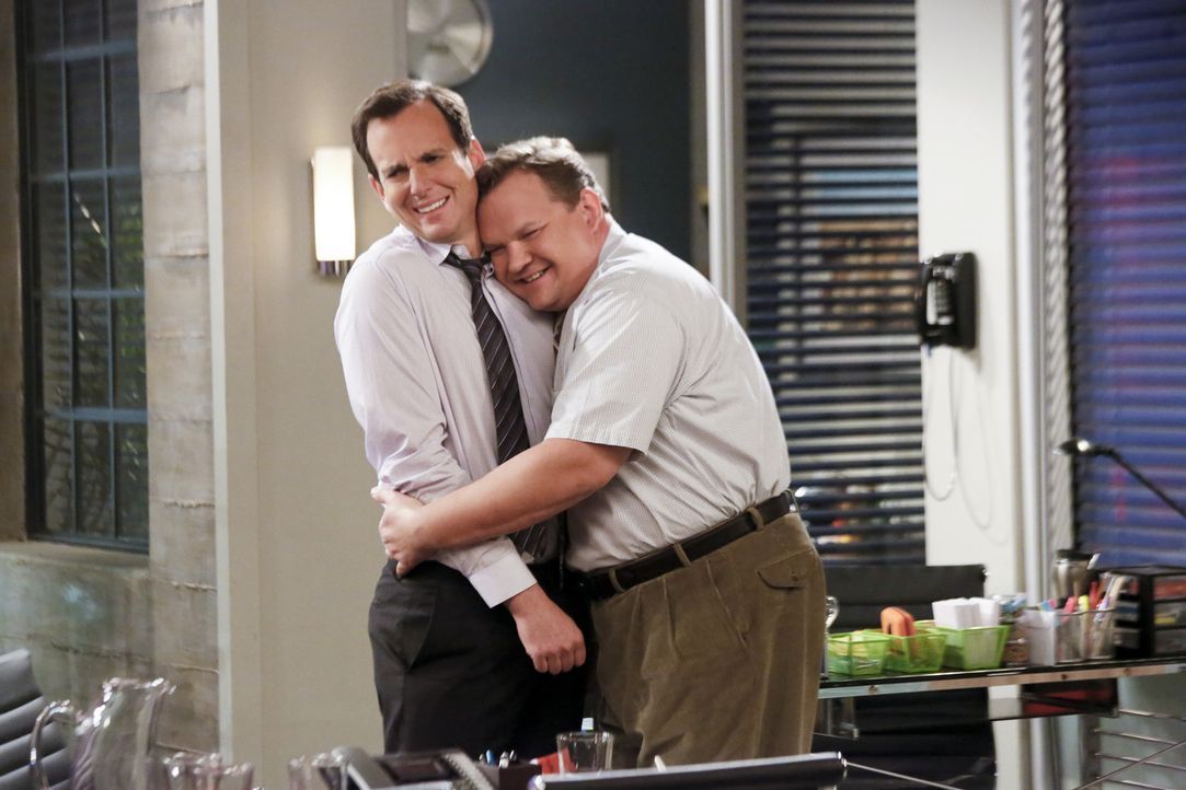 Um zu beweisen, dass er sich nicht für etwas Besseres hält, freundet sich Nathan (Will Arnett, l.) mit einem Arbeitskollegen (Andy Richter, r.) an.... - Bildquelle: 2013 CBS Broadcasting, Inc. All Rights Reserved.