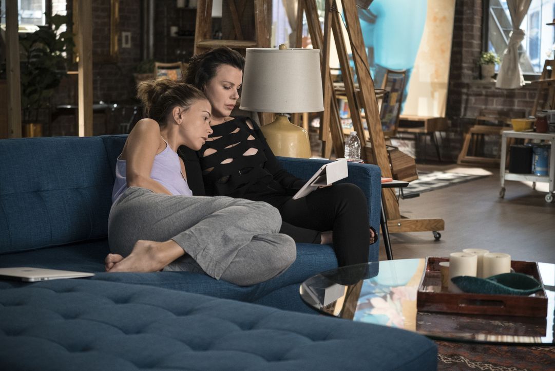 Liza (Sutton Foster, l.); Maggie (Debi Mazar, r.) - Bildquelle: Hudson Street Productions Inc 2016