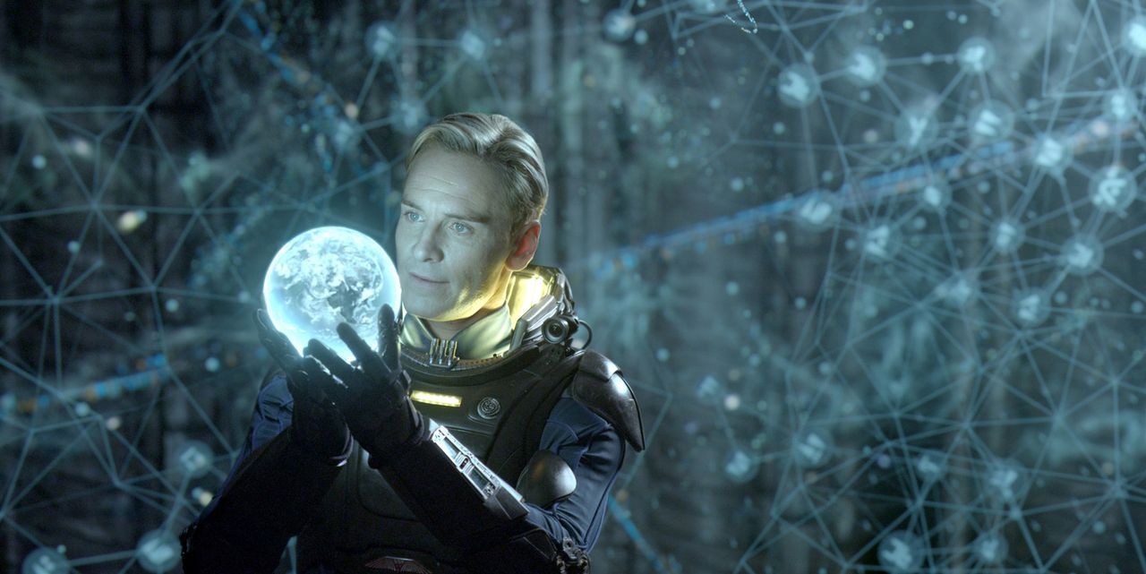 Keiner an Bord des Raumschiffs ahnt, dass David (Michael Fassbender) geheime Befehle erhält, die nicht unbedingt mit dem Ziel der Mission konform ge... - Bildquelle: TM and   2012 Twentieth Century Fox Film Corporation.  All rights reserved.