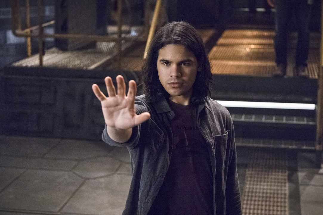 Verzweifelt versucht Cisco (Carlos Valdes), seine Fähigkeiten zu mobilisieren. Doch ist er wirklich so mächtig, wie sein Doppelgänger auf Erde 2? - Bildquelle: Warner Bros. Entertainment, Inc.