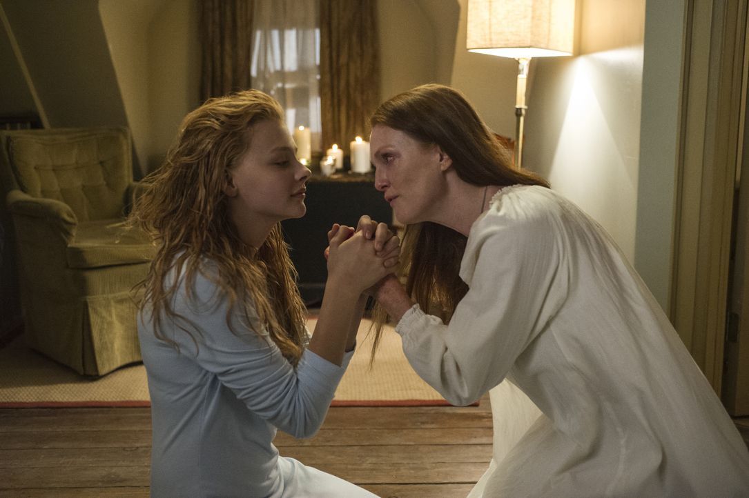 Carrie White (Chloë Grace Moretz, l.); Margaret White (Julianne Moore, r.) - Bildquelle: Michael Gibson 2013 METRO-GOLDWYN-MAYER PICTURES INC. AND SCREEN GEMS, INC. ALL RIGHTS RESERVED. / Michael Gibson