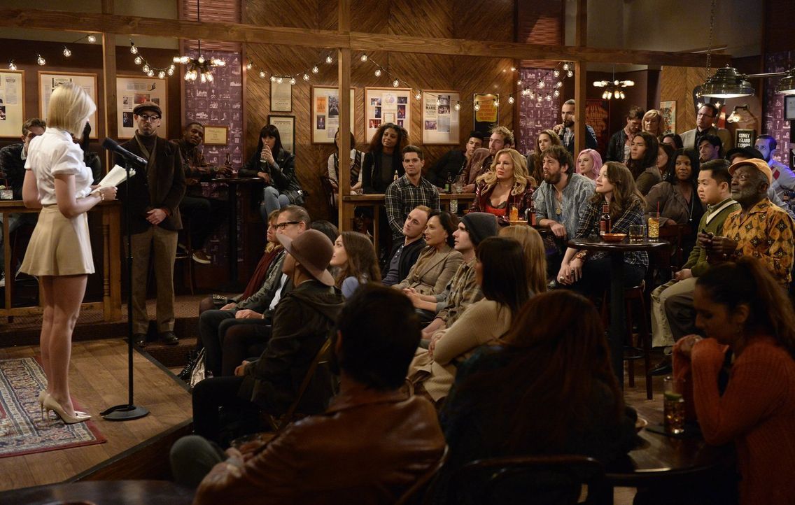 Sind von Carolines (Beth Behrs, l.) Geschichte beeindruckt: Max (Kat Dennings), Sophie (Jennifer Coolidge), Oleg (Jonathan Kite), Earl (Garrett Morr... - Bildquelle: 2016 Warner Brothers