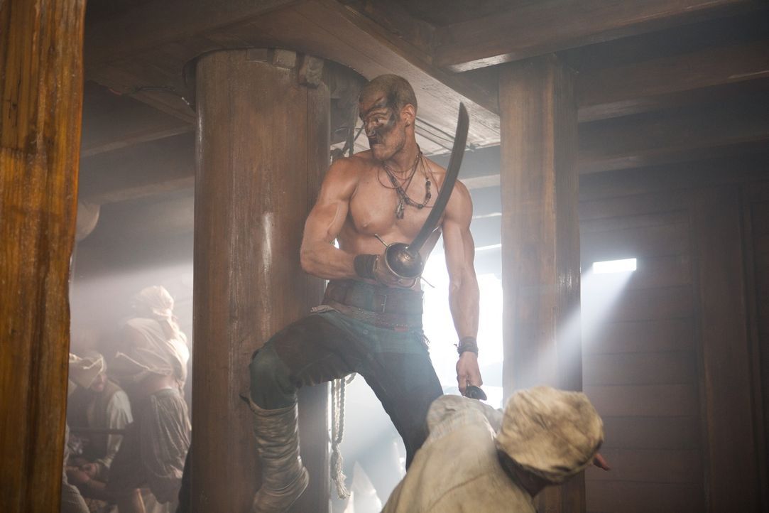 Der Pirat Billy Bones (Tom Hopper) kämpft mit aller Manneskraft für seinen Captain und das Urca de Lima ... - Bildquelle: 2013 Starz Entertainment LLC, All rights reserved