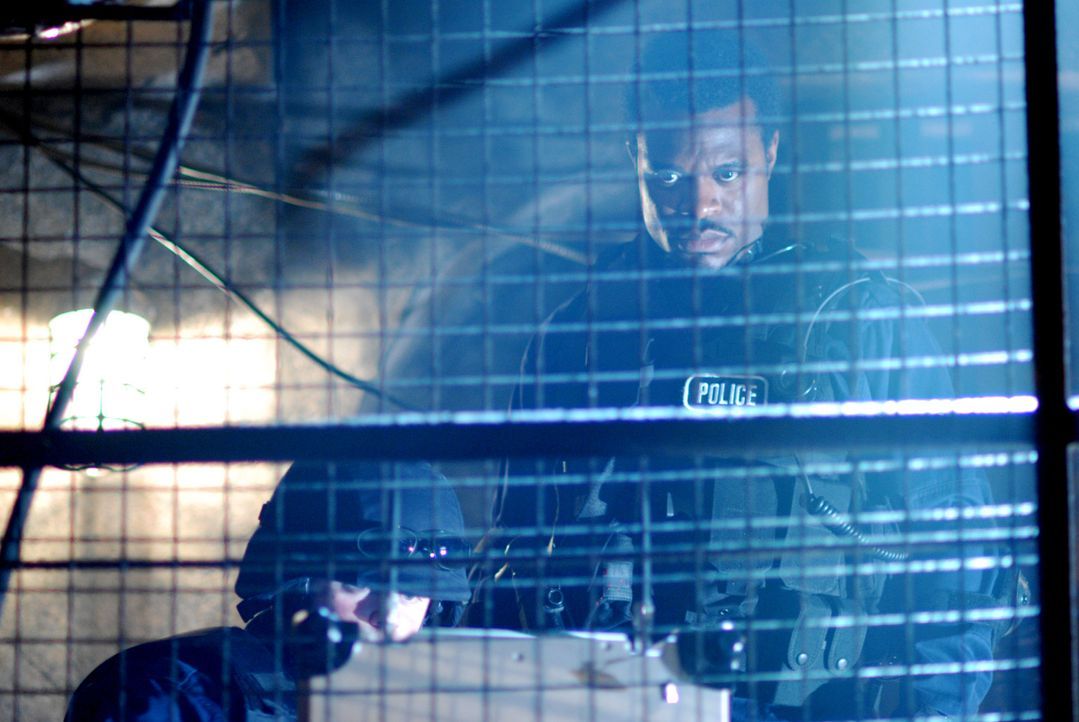 Noch ahnt Commander Rigg (Lyriq Bent, r.) nicht, dass der Jigsaw auch ihn schon bald zwingen wird, an seinem perfiden Spiel teilzunehmen ... - Bildquelle: 2007 Lionsgate, Twisted Pictures