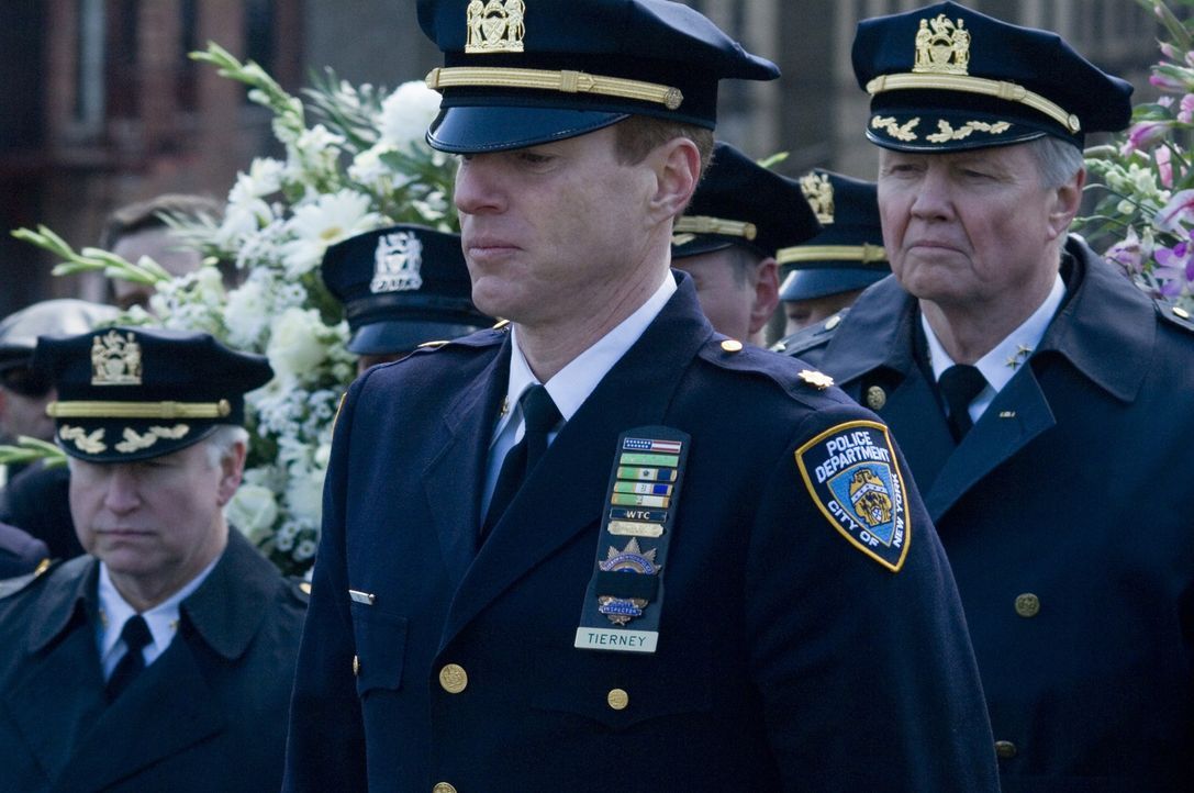 Während die Trauerfeier für die ermordeten Polizisten stattfindet, macht sich Detective Ray Tierney daran, die Umstände der schief gelaufenen Raz... - Bildquelle: 2008   Warner Brothers