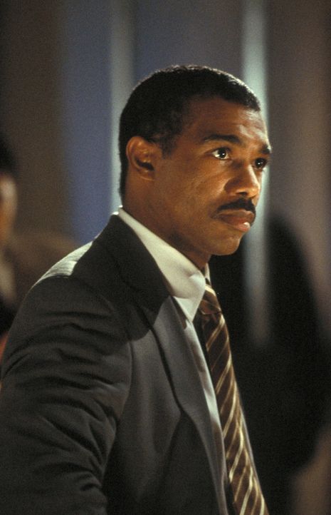 Agent Winston (Michael Beach) bekommt mit studentischen Bombenbastlern verdammt viel Ärger ... - Bildquelle: 2003 NBC, Inc. All rights reserved.