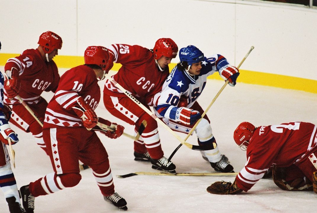Bei den olympischen Winterspielen 1980 in Lake Placid gelingt der amerikanischen Eishockeymannschaft ein sportliches Wunder: Das unerfahrene Team vo... - Bildquelle: Disney Enterprises, Inc. All rights reserved
