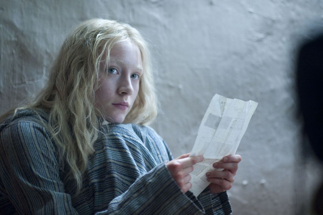 Noch ist Hanna (Saoirse Ronan) nicht klar, dass sie die Frau, die für ihre Existenz verantwortlich ist, töten muss, um überleben zu können ... - Bildquelle: 2011 Focus Features LLC. All Rights Reserved.