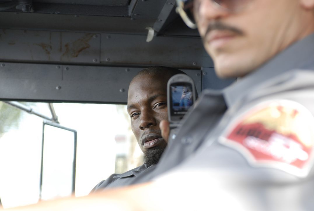 Gangsterboss Adell Baldwin (Tyrese Gibson, l.) kennt kein Mitleid mit dem Geldtransportchauffeur Felix De La Pena (John Leguizamo, r.). Erst zwingt... - Bildquelle: 2008 Boyle Heights, LLC. All Rights Reserved.