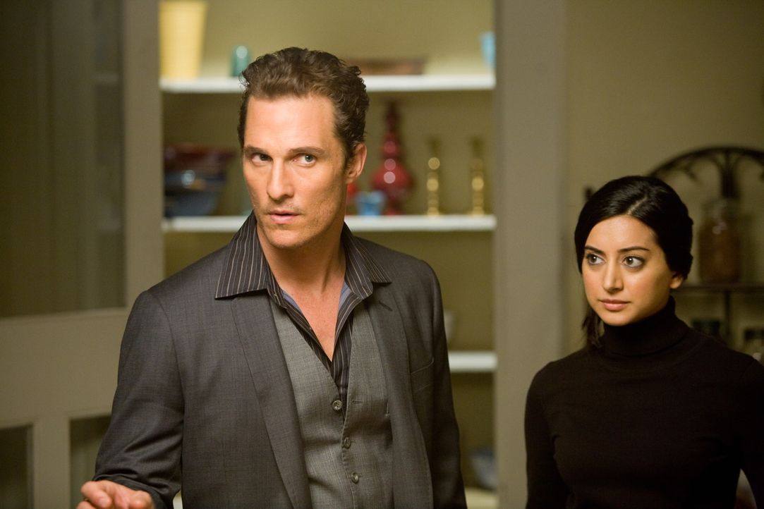 Auch seiner Assistentin Melanie (Noureen DeWulf, r.) hat Conner (Matthew McConaughey, l.) bereits das Herz gebrochen ... - Bildquelle: 2008   Warner Brothers