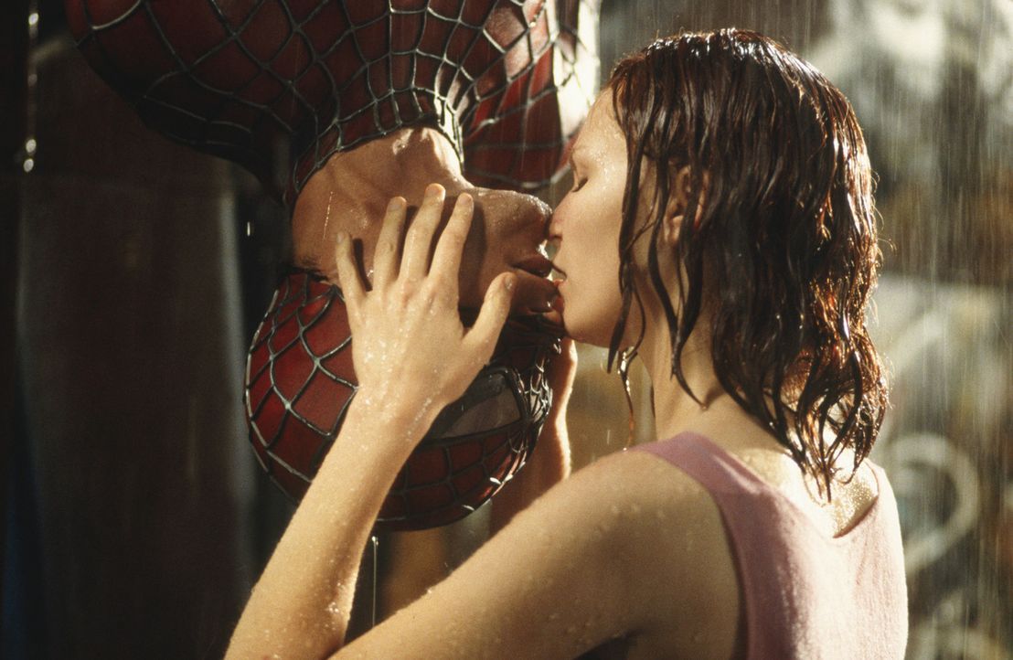 Endlich kann Spider-Man (Tobey Maguire, l.) seine große Liebe küssen. Doch weiß Mary Jane Watson (Kirsten Dunst, r.), dass hinter dem Kostüm der... - Bildquelle: 2003 Sony Pictures Television International