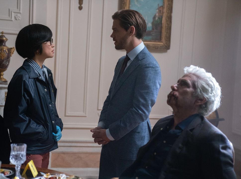 Dr. Edrisa Tanaka (Keiko Agena, l.); Malcolm Bright (Tom Payne, r.) - Bildquelle: Peter Kramer 2019 Warner Bros. Entertainment Inc. All Rights Reserved. / Peter Kramer
