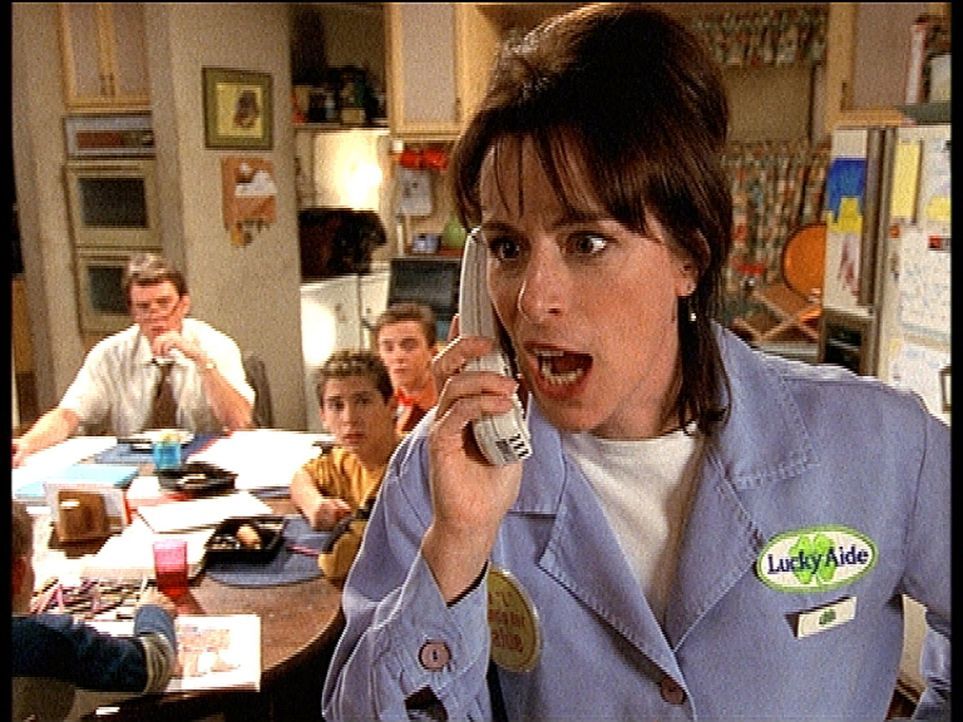 Lois (Jane Kaczmarek, r.) lässt am Telefon ihrem Ärger über einen vermeintlich nicht gerechtfertigten Strafzettel freien Lauf. - Bildquelle: TM +   2000 Twentieth Century Fox Film Corporation. All Rights Reserved.