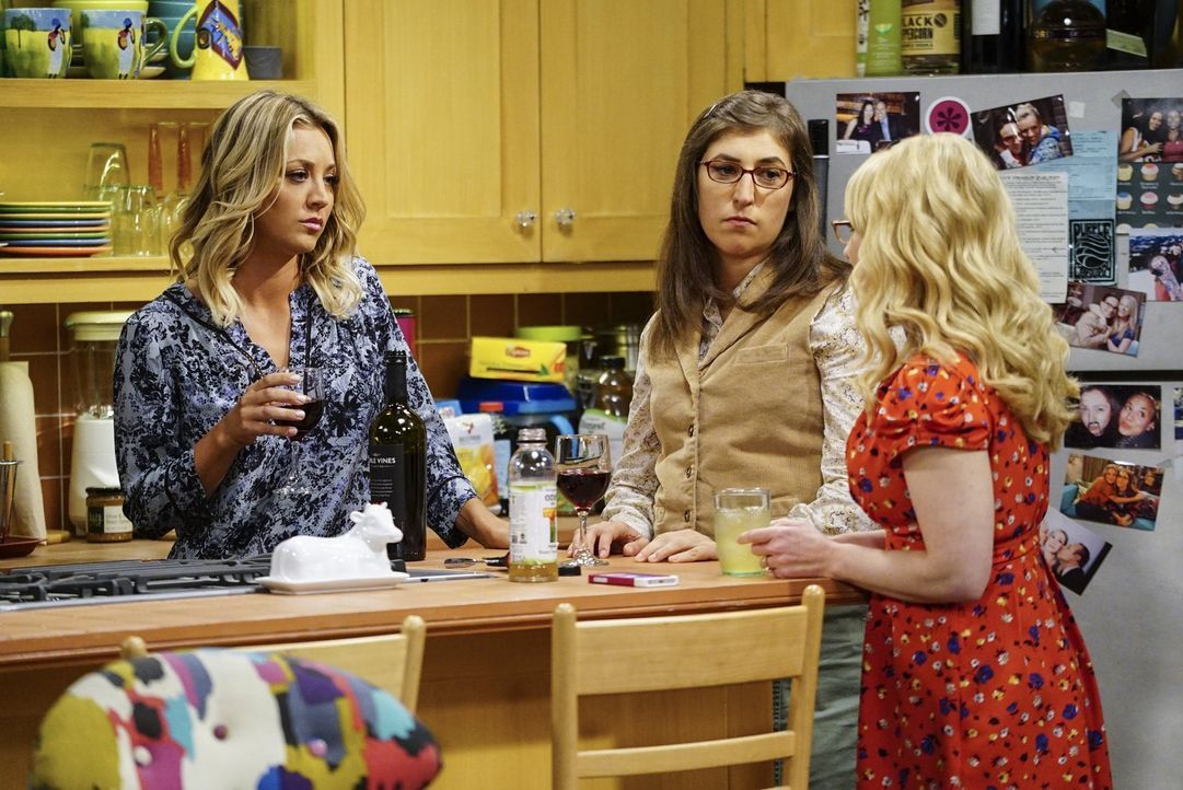 Bernadette (Melissa Rauch, r.) ist außer sich: Woher weiß einer ihrer Kollegen von ihrer Schwangerschaft? Doch nicht etwa von Penny (Kaley Cuoco, l.... - Bildquelle: 2016 Warner Brothers