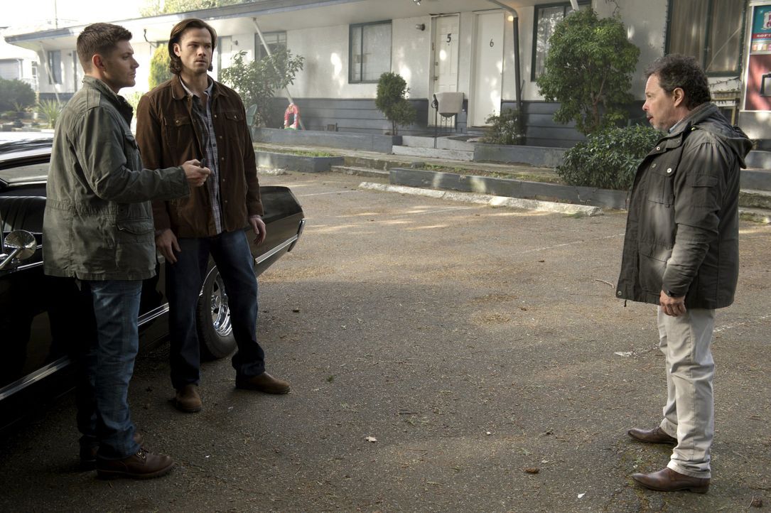 Lassen sich Dean (Jensen Ackles, l.) und Sam (Jared Padalecki, M.) auf einen Handel mit Metratron (Curtis Armstrong, r.) ein? - Bildquelle: 2013 Warner Brothers
