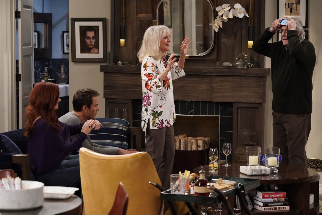Noch ahnen Grace (Debra Messing, l.) und Will (Eric McCormack, 2.v.l.) nicht, dass seine Mutter Marilyn (Blythe Danner, 2.v.r.) und ihren Vater Mart... - Bildquelle: Chris Haston 2017 NBCUniversal Media, LLC / Chris Haston