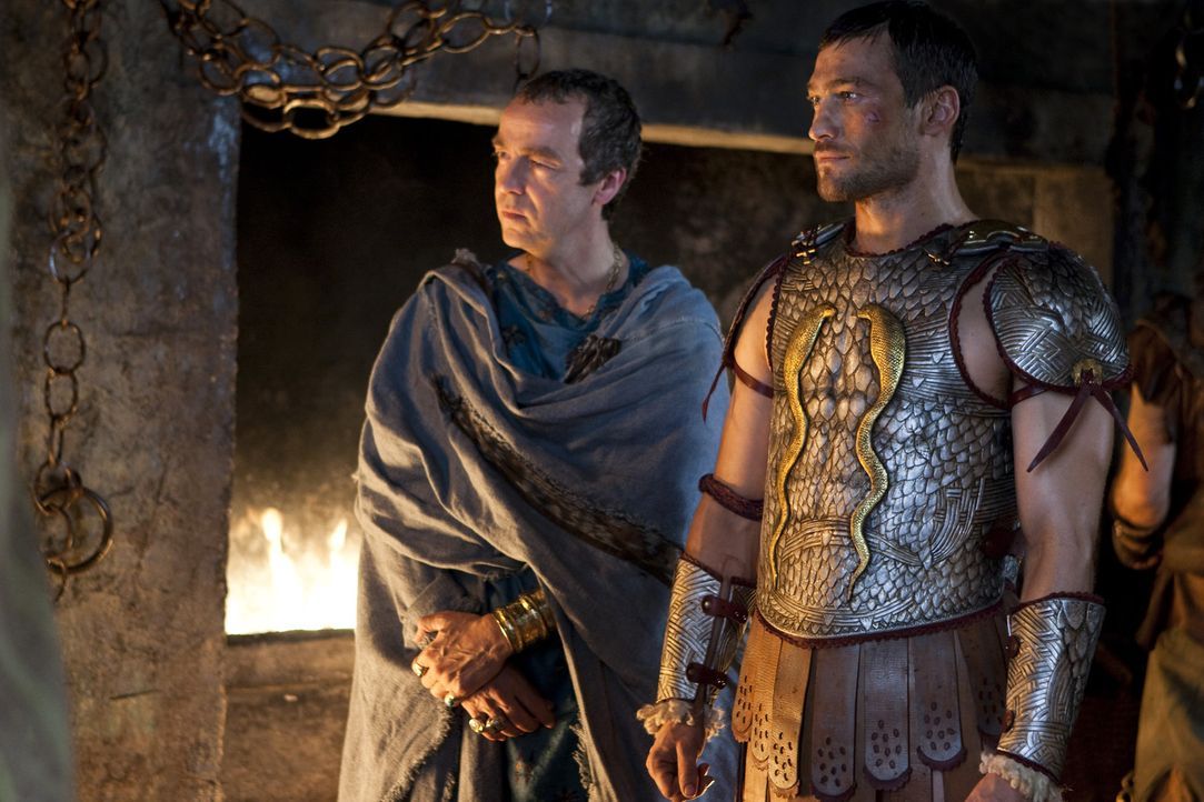 In der Gladiatorenschule von Capua ist Spartacus (Andy Whitfield, r.) inzwischen der Champion unter den Kämpfern. Batiatus (John Hannah, l.) inform... - Bildquelle: 2010 Starz Entertainment, LLC