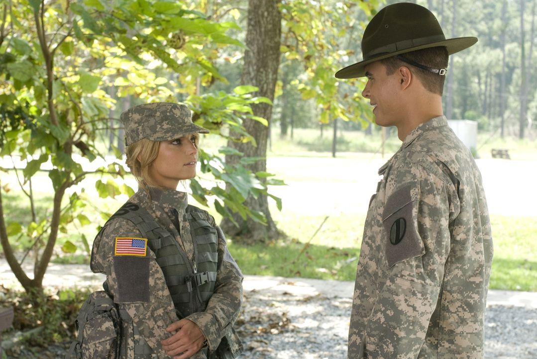 Megan (Jessica Simpson, l.) spürt, dass hinter Sergeant Evans (Ryan Sypek, r.) harter Schale ein weicher Kern steckt ... - Bildquelle: 2007 MAJOR PRODUCTIONS, INC.