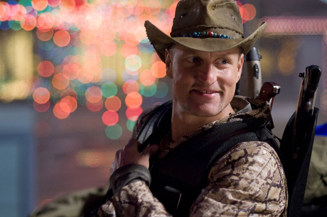 Ist davon überzeugt, dass er der beste und erfolgreichste Zombiekiller der Welt ist: der durchgeknallte Tallahassee (Woody Harrelson) ... - Bildquelle: 2009 Columbia Pictures Industries, Inc. and Beverly Blvd LLC. All Rights Reserved.