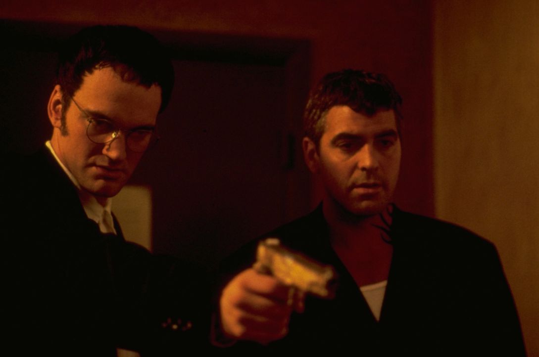 Die beiden Bankräuber Richard (Quentin Tarantino, l.) und Seth Gecko (George Clooney, r.) sind auf der Flucht in Richtung Mexiko, doch auf dem Weg d... - Bildquelle: 1995 Miramax, LLC . All Rights Reserved.