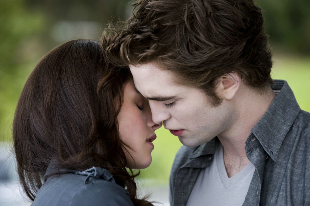Bedingungslos verliebt: Bella (Kristen Stewart, l.) und Edward (Robert Pattinson, r.) ... - Bildquelle: 2009 Concorde Filmverleih GmbH