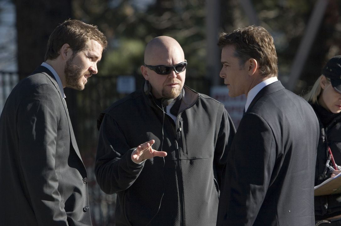 Regisseur und Drehbuchautor Joe Carnahan (M.) bespricht mit Ray Liotta (r.) und Ryan Reynolds (l.) die nächste Szene. - Bildquelle: 2006 Universal Studios. All Rights Reserved.