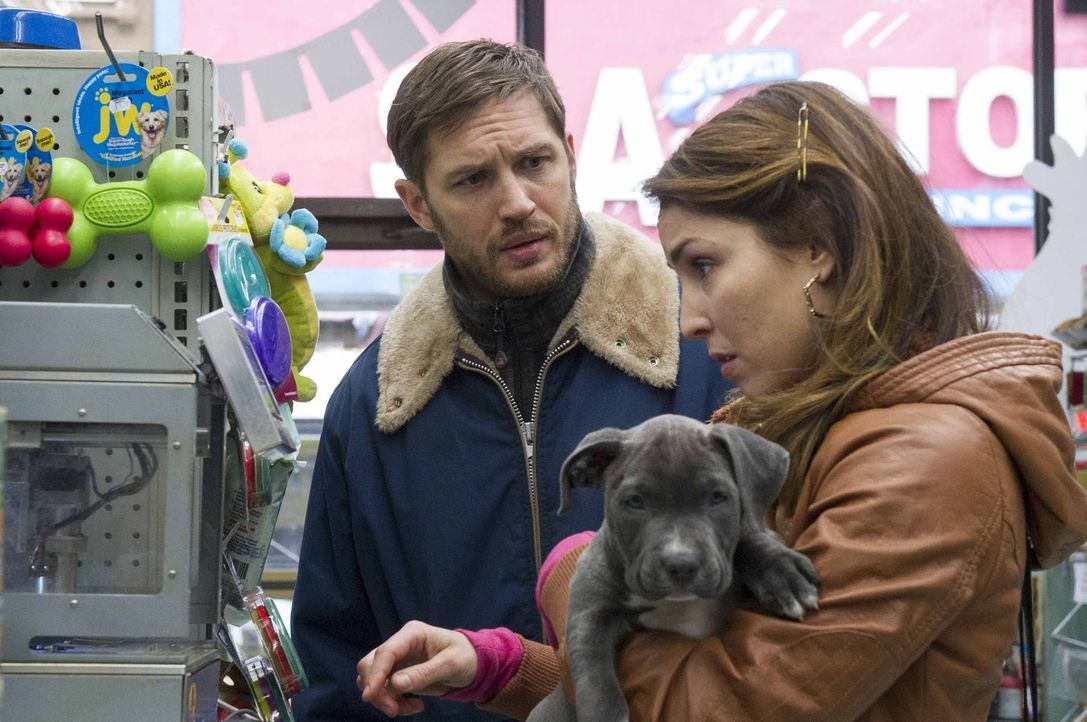 Als Bob Saginowski (Tom Hardy, l.) die Bekanntschaft mit Nadia (Noomi Rapace, r.) macht und einen verwundeten Pitbull-Welpen in einer Mülltonne find... - Bildquelle: 2014 Twentieth Century Fox Film Corporation.  All rights reserved.
