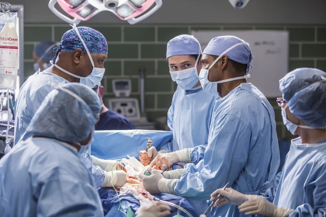 Ben (Jason George, 2.v.r.) trifft eine impulsive chirurgische Entscheidung - Bildquelle: Ron Batzdorff ABC Studios