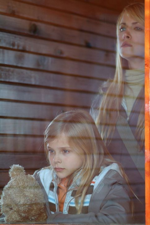 Als Karen (Lori Heuring, r.) bemerkt, dass ihre Tochter Emma (Chloe Moretz, l.) von einer dubiosen "Mary" eine Puppe geschenkt bekommen hat, beginnt... - Bildquelle: Nu Image Films