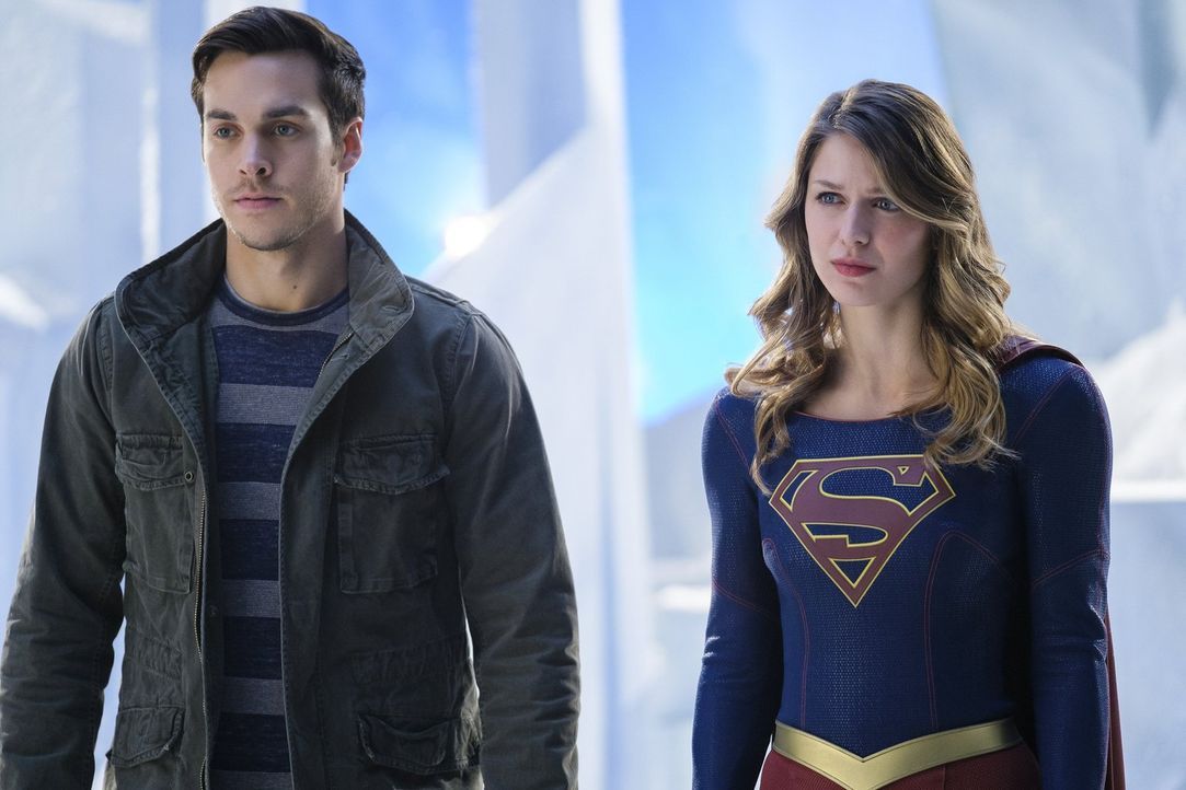 Wird es Mon-Els (Chris Wood, l.) Mutter gelingen, ihren Sohn und Supergirl (Melissa Benoist, r.) erneut auseinander zu bringen? - Bildquelle: 2016 Warner Brothers