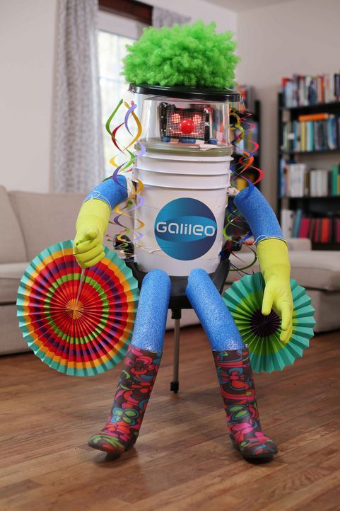 Auch in Köln braucht  hitchBOT seine Fans. Wird es dem interagierenden Roboter gelingen, auf einem Karnevalswagen mitzufahren? - Bildquelle: ProSieben