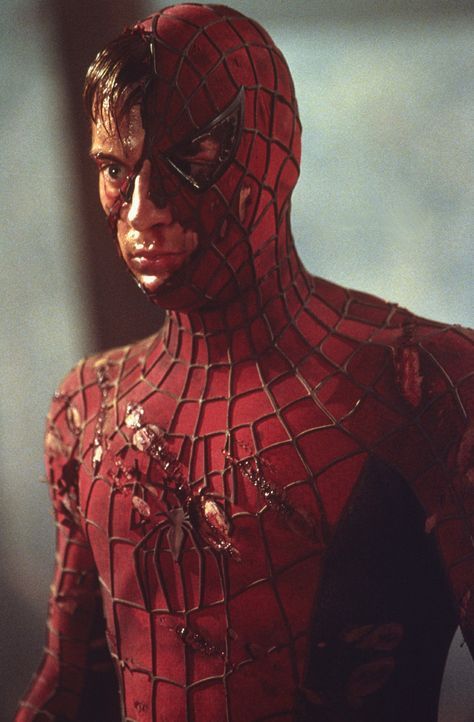 Von seinem Gegner wird Peter Parker alias Spider-Man (Tobey Maguire) übel zugerichtet, doch so leicht lässt der sich nicht unterkriegen ... - Bildquelle: 2003 Sony Pictures Television International