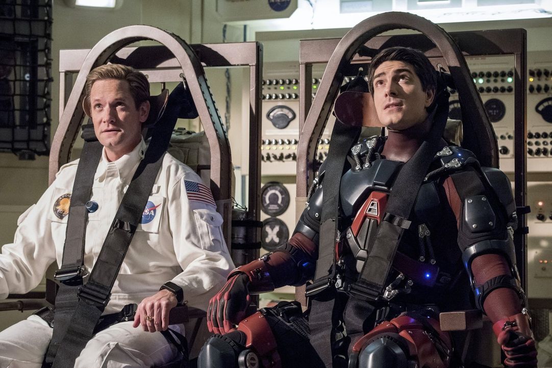 Während Eobard Thawne (Matt Letscher, l.) und Ray alias The Atom (Brandon Routh, r.) im Weltraum mit einigen Problemen zu kämpfen haben, müssen die... - Bildquelle: Warner Brothers