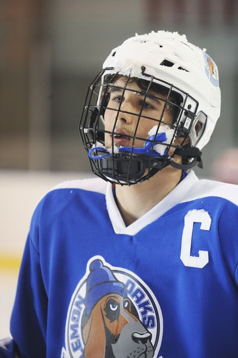 Setzt sich gerne in Szene auf Kosten seiner Mitspieler: Eishockeyspieler Alex (Hutch Dano) ... - Bildquelle: Disney