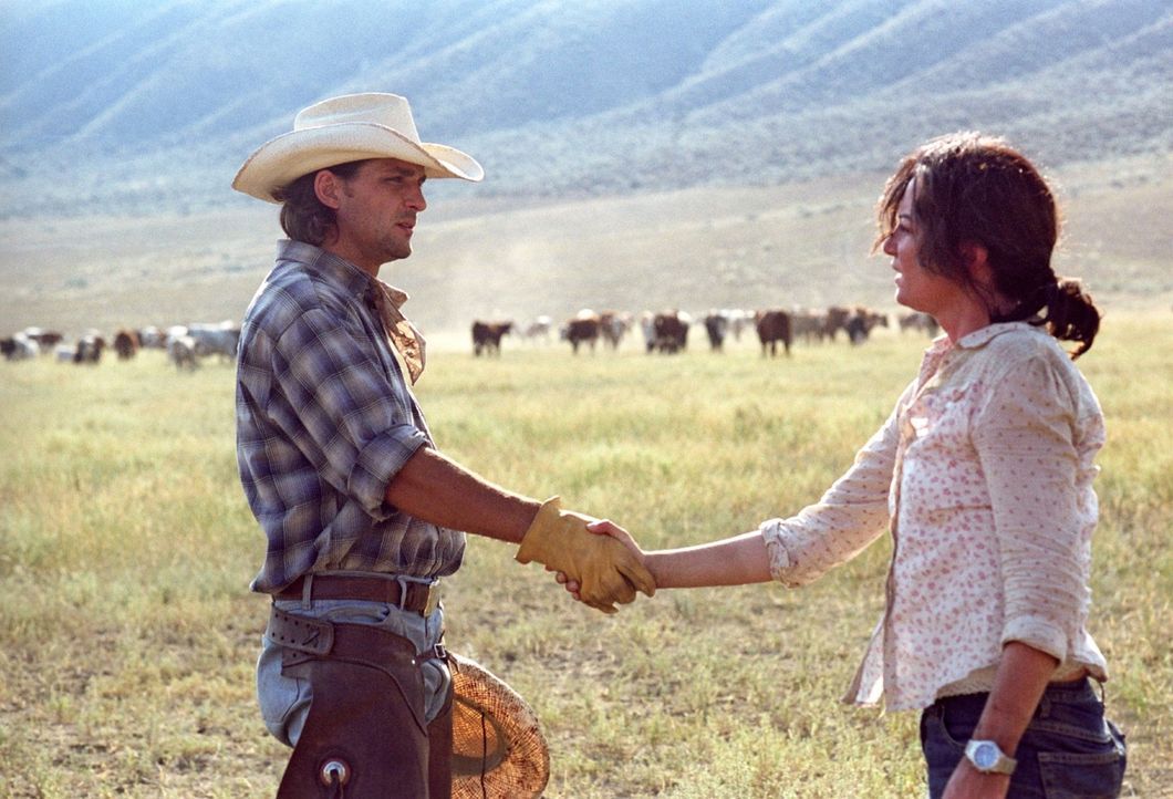 Katharina (Natalia Wörner, r.) macht sich mit Chef-Cowboy Greg O'Neil (Robert Seeliger, l.) bekannt. Der erfahrene Cowboy ist von der Anwesenheit d... - Bildquelle: Sat.1