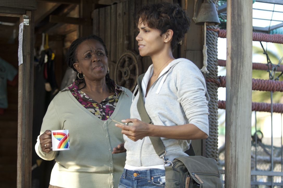 Zukie (Thoko Ntshinga, l.) steht Kate (Halle Berry, r.) zur Seite, doch ihre Ängste muss sie alleine überwinden ... - Bildquelle: Magnet Media Group USA; MMP Dark Tide UK; Film Afrika Worldwide (Pty) Limited South Africa