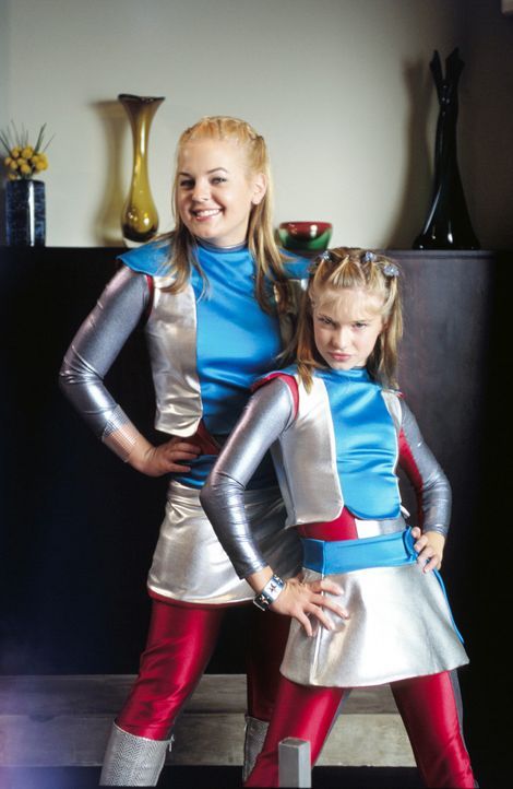 Gemeinsam sind sie unschlagbar: Dasha (Alyson Morgan, r.) und Zenon (Kirsten Storms, l.) ... - Bildquelle: The Disney Channel
