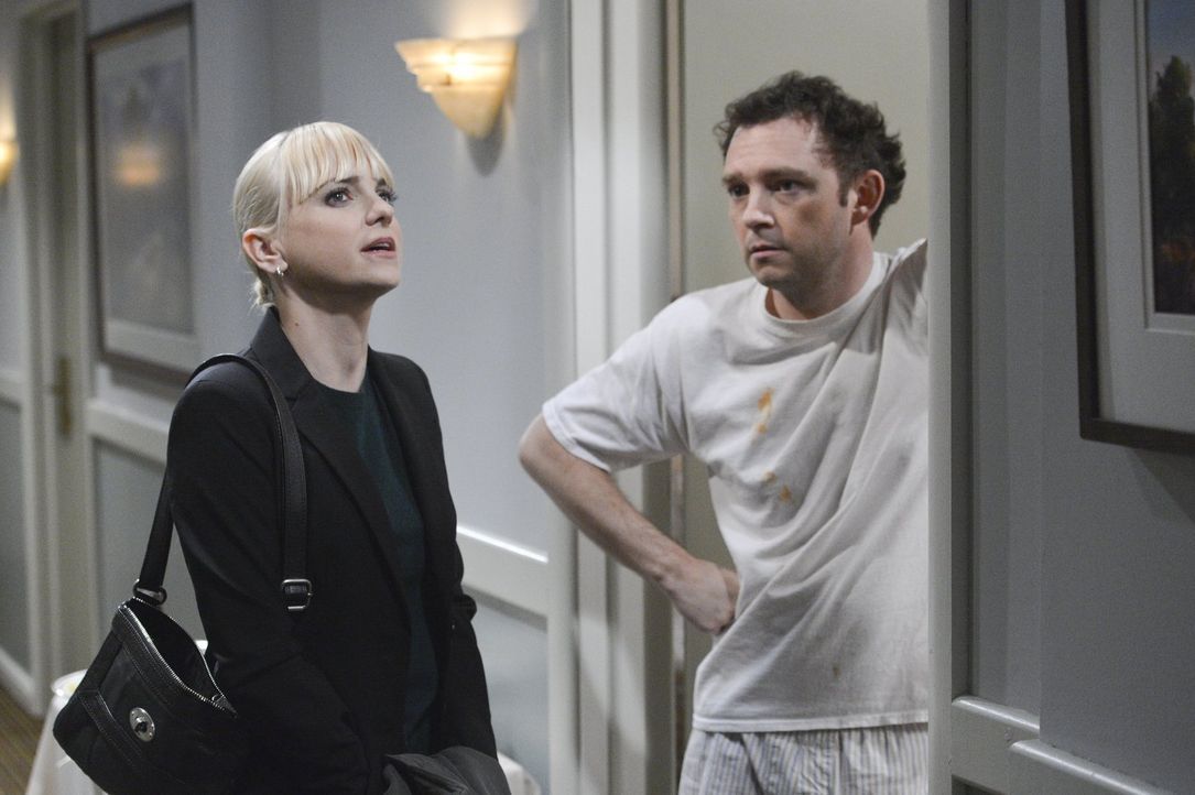 Ihr Chef Gabriel (Nate Corddry, r.) befördert Christy (Anna Faris, l.). Doch die neue Stelle bringt Tücken mit sich ... - Bildquelle: Warner Bros. Television