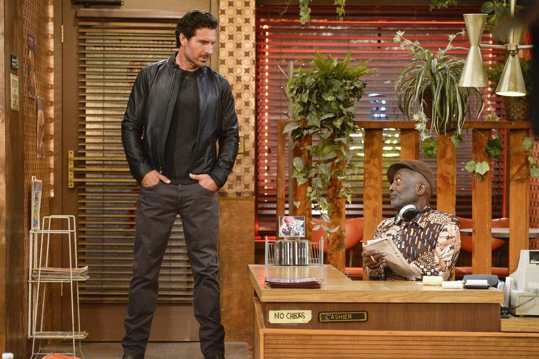 Randy (Ed Quinn, l.) erkundigt sich bei Earl (Garrett Morris, r.) nach Max, denn er will mit ihr etwas Wichtiges besprechen. Doch Max hat keine Lust... - Bildquelle: 2016 Warner Brothers