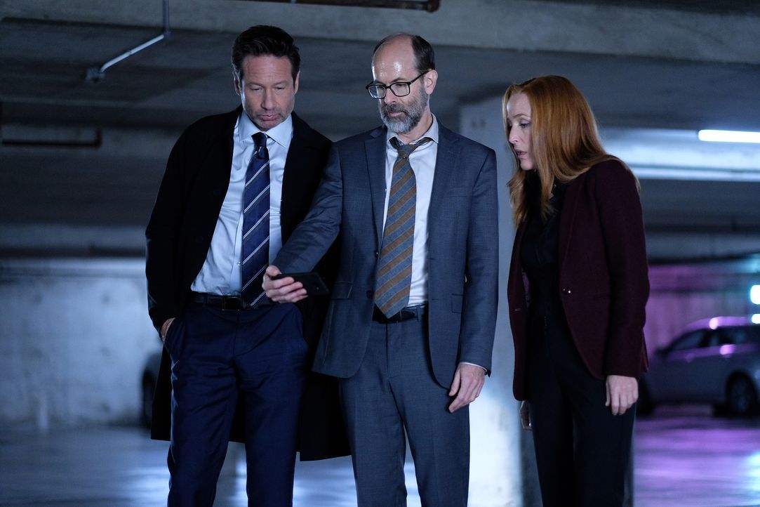 Nachdem Mulder (David Duchovny, l.) und auch Scully (Gillian Anderson, r.) von dem mysteriösen Reggie (Brian Huskey, M.) Hinweise zu ihren geheimen... - Bildquelle: Shane Harvey 2018 Fox and its related entities.  All rights reserved.