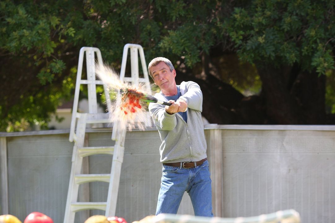 Die Entdeckung eines neuen Ladens, mit seltsam geformtem Gemüse, sorgt bei Mike (Neil Flynn) für Erheiterung ... - Bildquelle: Warner Bros.