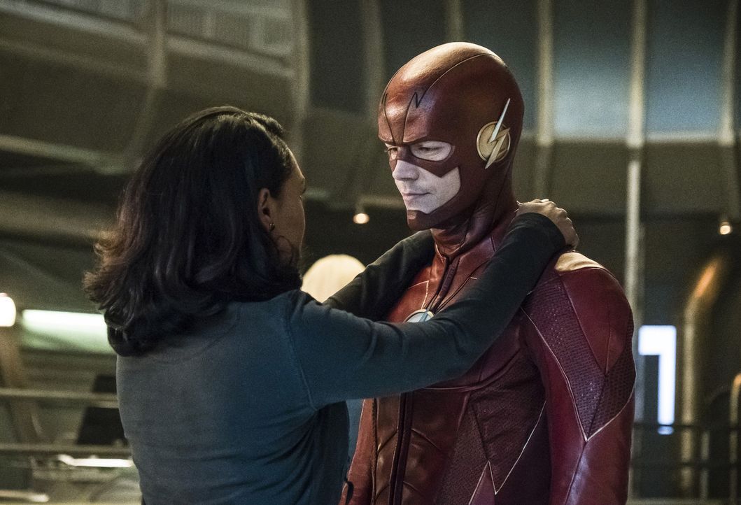 Während sich Iris (Candice Patton, l.) und Barry alias The Flash (Grant Gustin, r.) bezüglich ihres nächsten Plans einig sind, will Ralph einen ganz... - Bildquelle: 2017 Warner Bros.