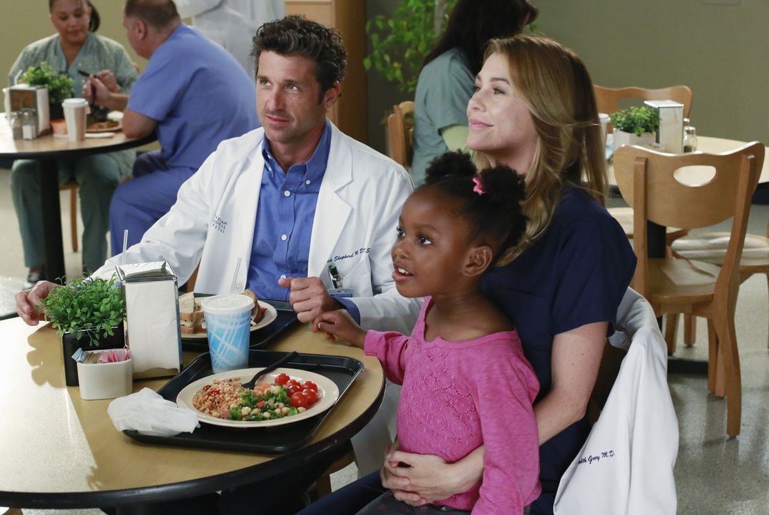 Eigentlich ist Meredith (Ellen Pompeo, r.) sauer auf Maggie, lässt es aber an Zola (Jela K. Moore, M.) und Derek (Patrick Dempsey, l.) aus ... - Bildquelle: ABC Studios