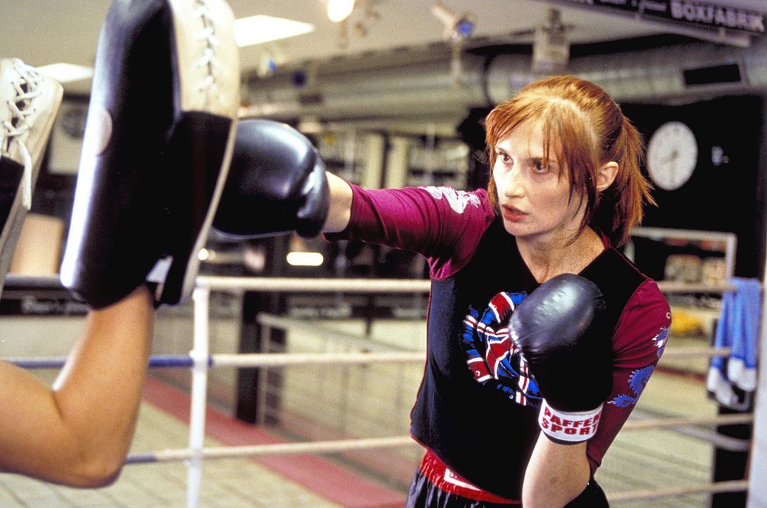 Ihre große Leidenschaft ist das Kickboxen: Janine (Karina Krawczyk) ... - Bildquelle: Christian Rieger/Klick ProSieben