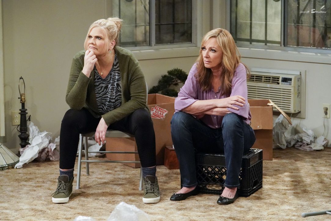 Tammy (Kristen Johnston, l.); Bonnie (Allison Janney, r.) - Bildquelle: Warner Bros. Entertainment, Inc.
